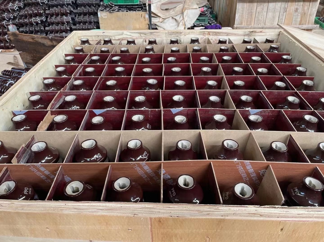 Standaard het Porseleintransformator die van CEI Bruine Kleur ringen